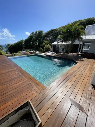 Terrasse en bois au bord de la piscine